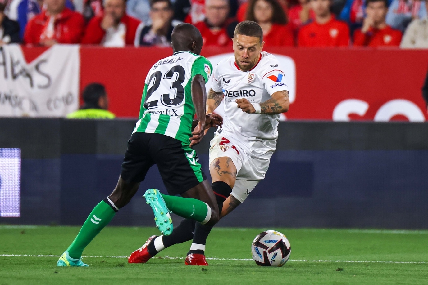 塞维利亚中场球员连续比赛表现抢眼 塞维利亚中场球员连续比赛表现抢眼