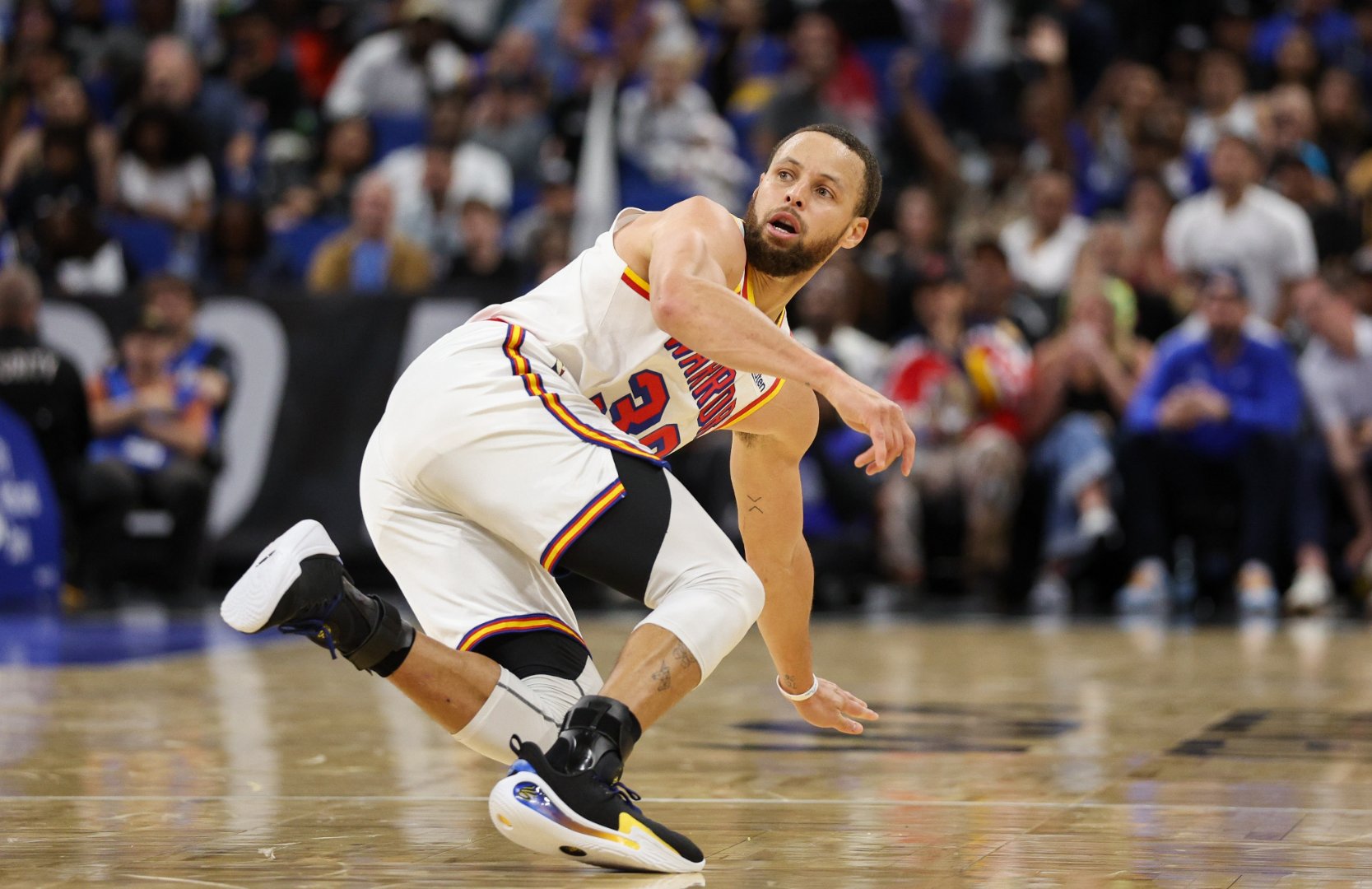 关于勇士队球员发挥火热,领先他队一步的信息 关于勇士队球员发挥火热,领先他队一步的信息