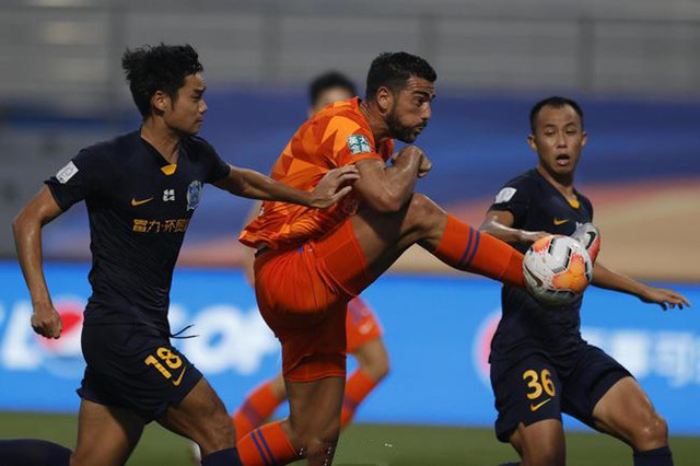 关于广州富力遭遇连败，球迷担忧球队前景的信息