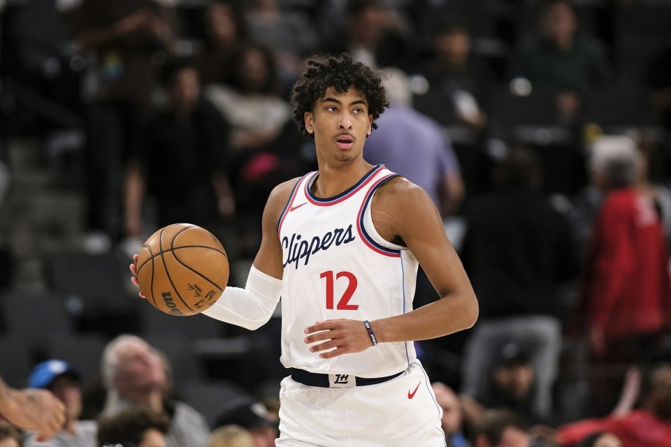 包含篮网星控卫状态神勇，全队备战信心十足期待新一轮比赛的词条