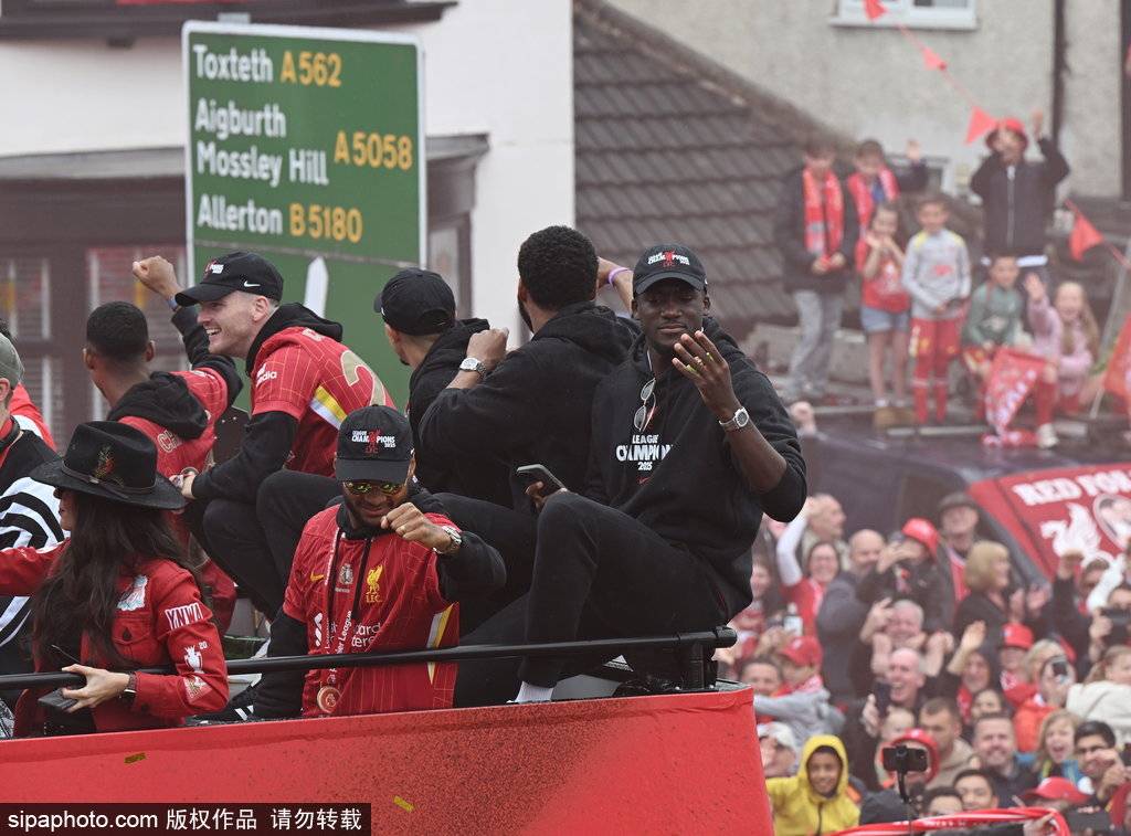 球员们在比赛中表现出色,为球迷带来惊喜 球员们在比赛中表现出色,为球迷带来惊喜