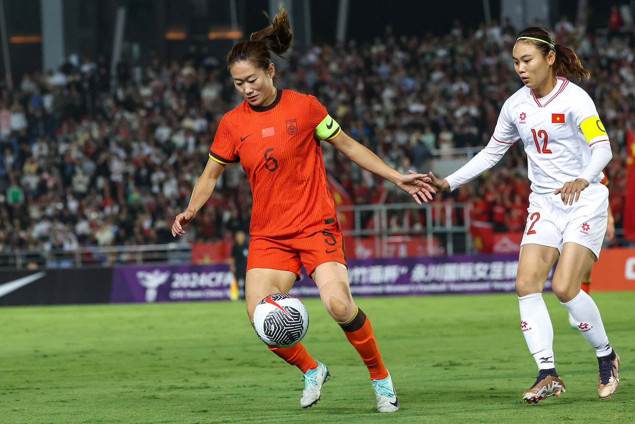 中国女足球员在国内比赛中赢得赞誉 中国女足球员在国内比赛中赢得赞誉