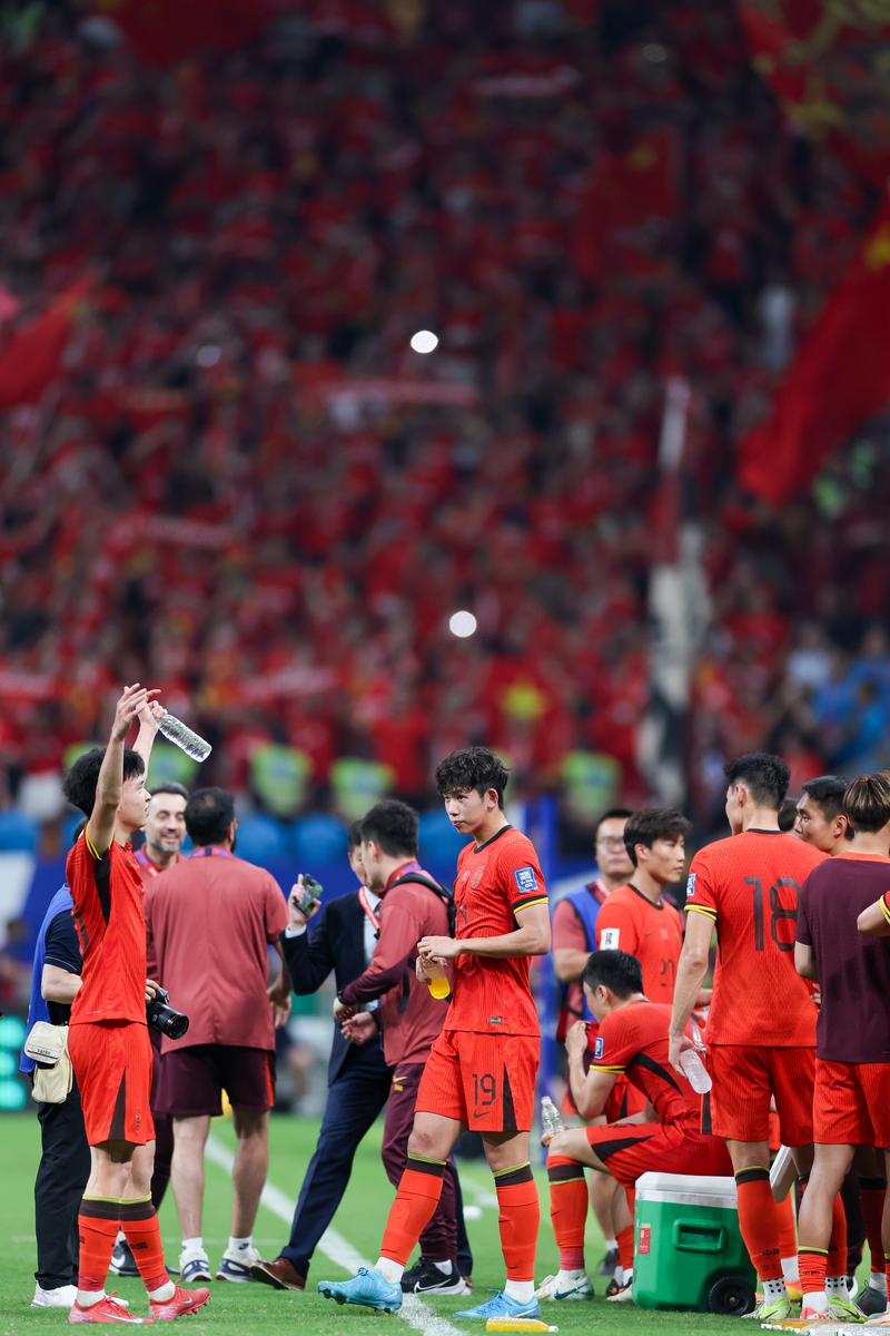 足球赛事完美收官,强队角逐争夺胜利 足球赛事完美收官,强队角逐争夺胜利